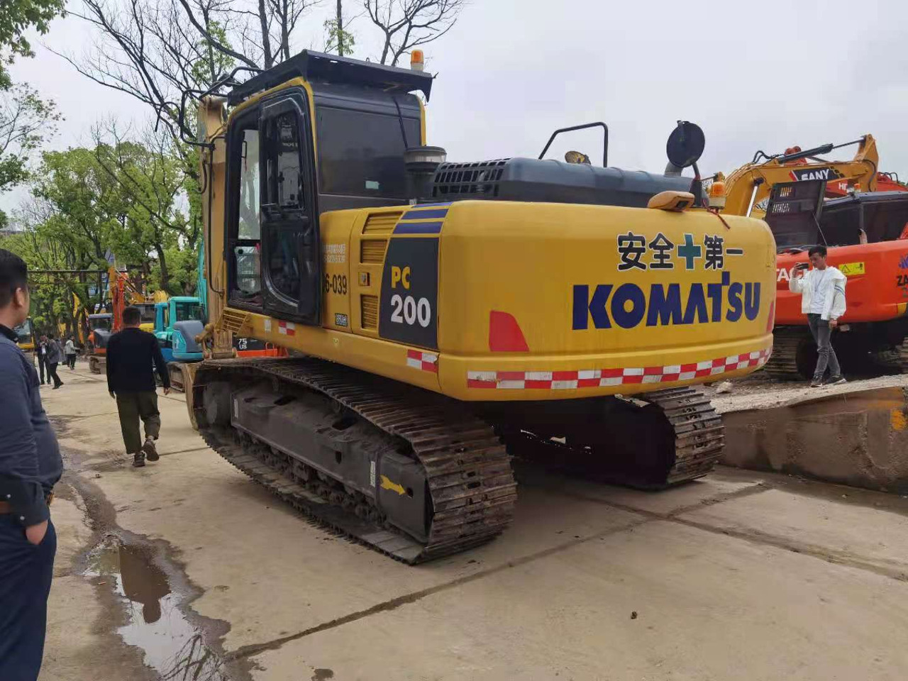 KOMATSU PC200-8 - Kāpurķēžu ekskavators: foto 2 KOMATSU PC200-8 - Kāpurķēžu ekskavators: foto 2