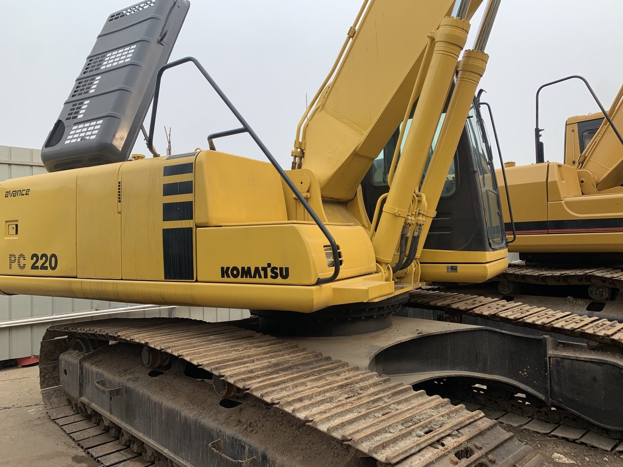 KOMATSU PC220-6E - Kāpurķēžu ekskavators: foto 1 KOMATSU PC220-6E - Kāpurķēžu ekskavators: foto 1