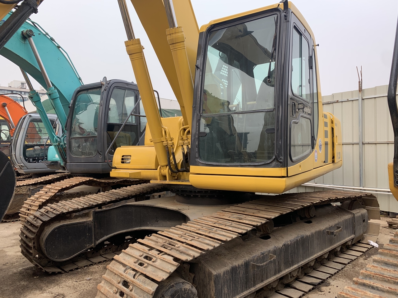 KOMATSU PC220-6E - Kāpurķēžu ekskavators: foto 2 KOMATSU PC220-6E - Kāpurķēžu ekskavators: foto 2