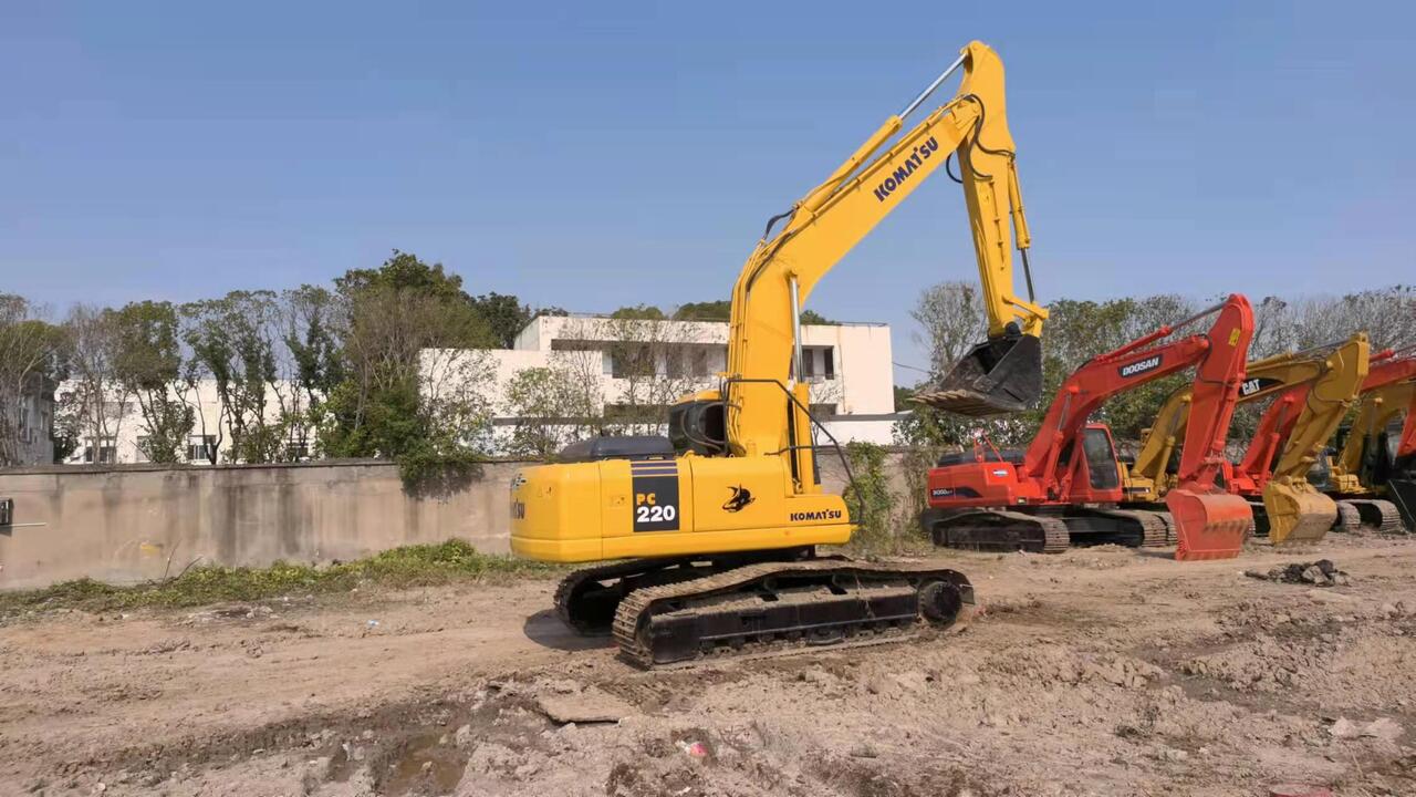 KOMATSU PC220-7 - Kāpurķēžu ekskavators: foto 4 KOMATSU PC220-7 - Kāpurķēžu ekskavators: foto 4