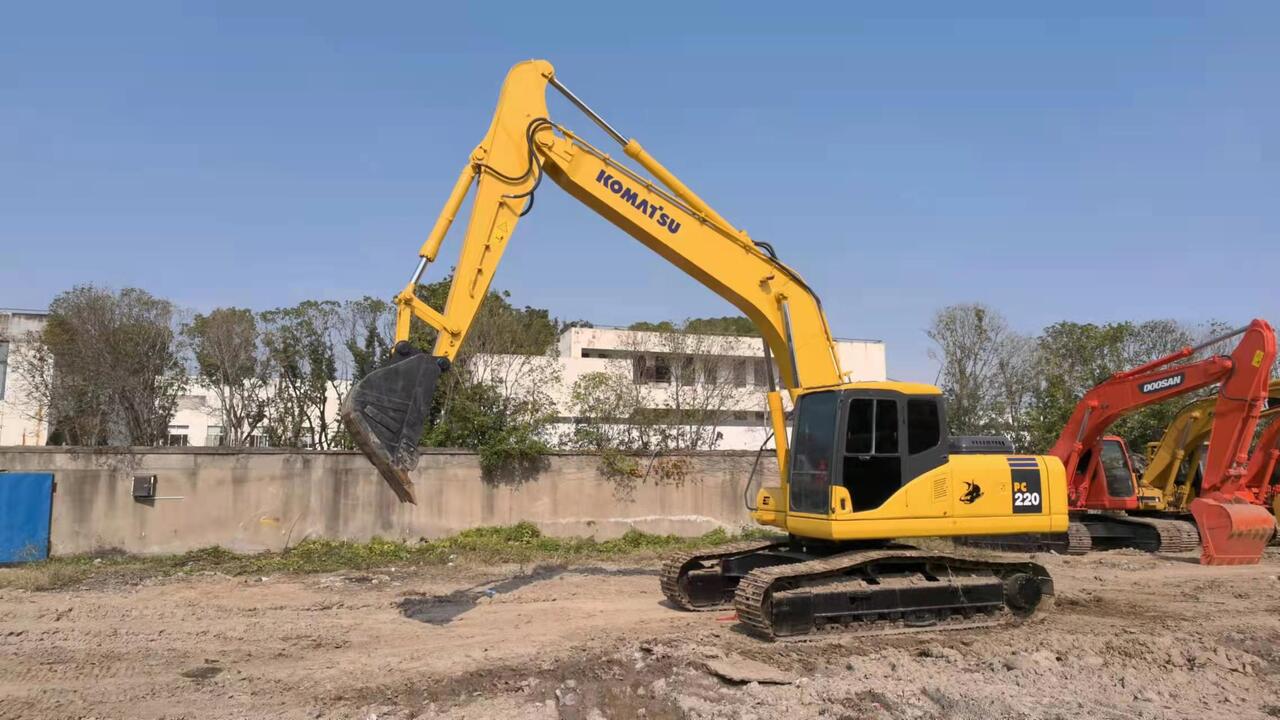 KOMATSU PC220-7 - Kāpurķēžu ekskavators: foto 2 KOMATSU PC220-7 - Kāpurķēžu ekskavators: foto 2