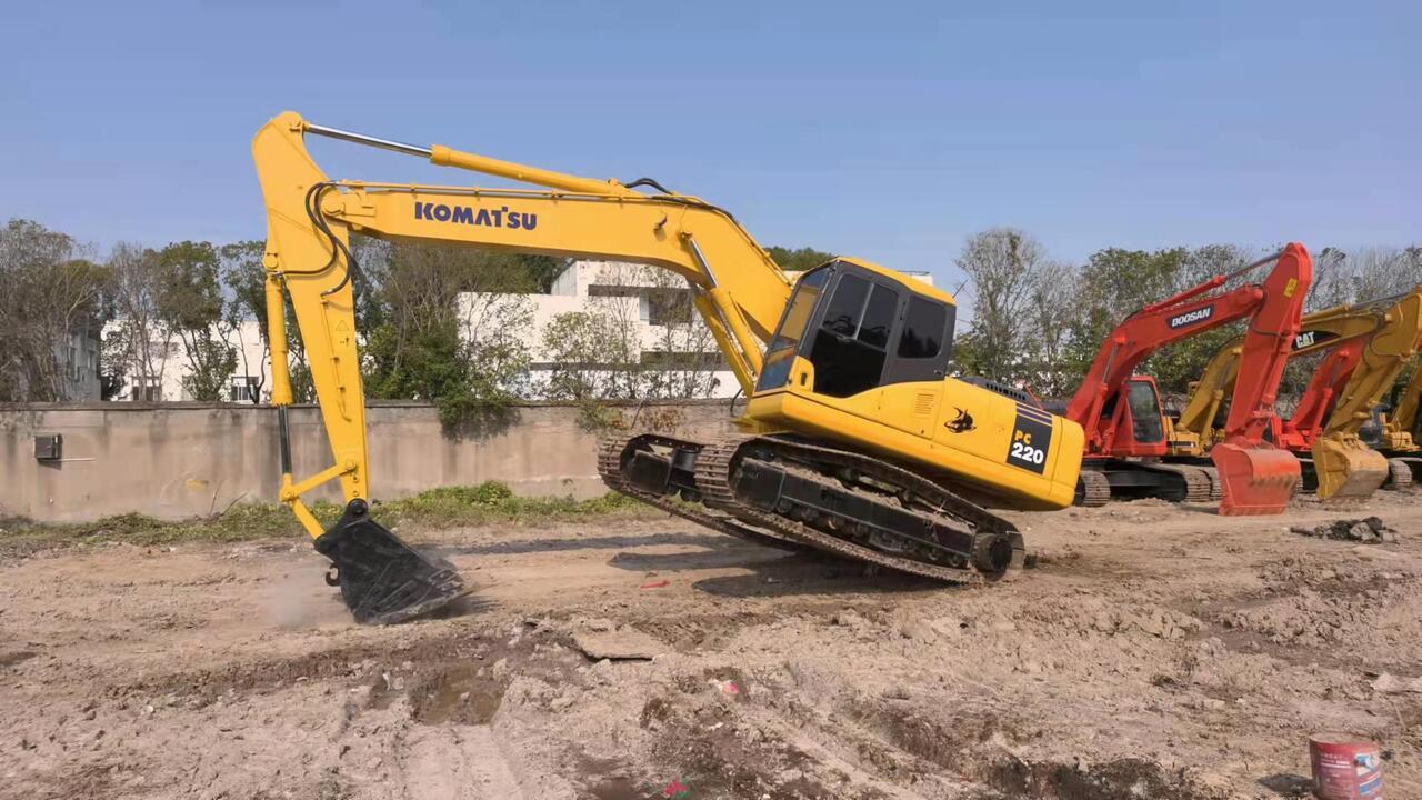 KOMATSU PC220-7 - Kāpurķēžu ekskavators: foto 1 KOMATSU PC220-7 - Kāpurķēžu ekskavators: foto 1