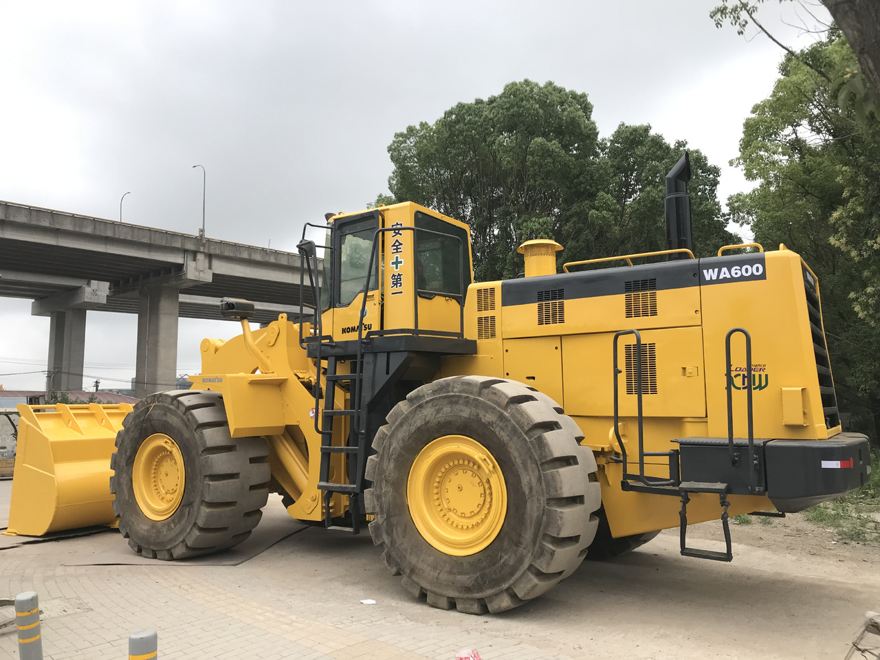 KOMATSU WA600-3 - Riteņu iekrāvējs: foto 4 KOMATSU WA600-3 - Riteņu iekrāvējs: foto 4