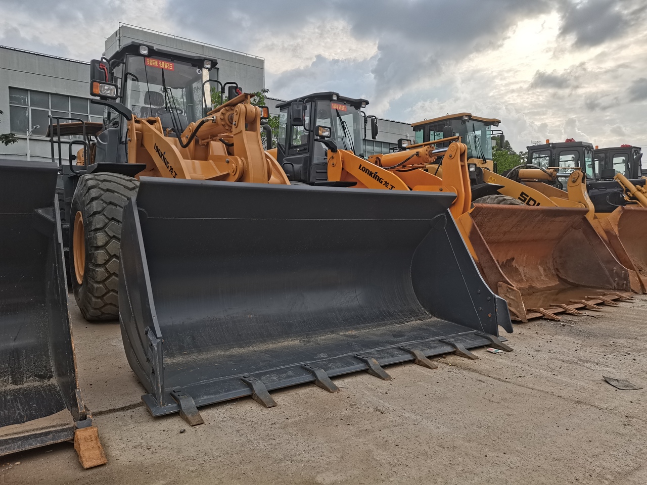 LONKING LG855N -wheel loader - Riteņu iekrāvējs: foto 2 LONKING LG855N -wheel loader - Riteņu iekrāvējs: foto 2