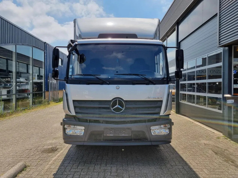 Mercedes-Benz Atego 1218 Koffer/ Ladebordwand/ Airco/ Grau Metallic - Kravas automašīna ar slēgto virsbūvi: foto 4 Mercedes-Benz Atego 1218 Koffer/ Ladebordwand/ Airco/ Grau Metallic - Kravas automašīna ar slēgto virsbūvi: foto 4