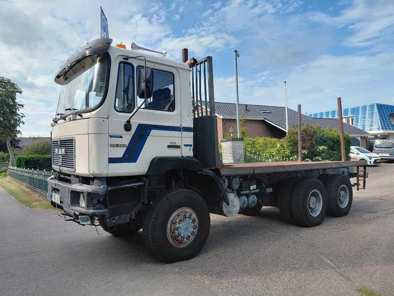 MAN 26.362 6x6 Steel Suspension - Bortu kravas automašīna/ Platforma: foto 1 MAN 26.362 6x6 Steel Suspension - Bortu kravas automašīna/ Platforma: foto 1