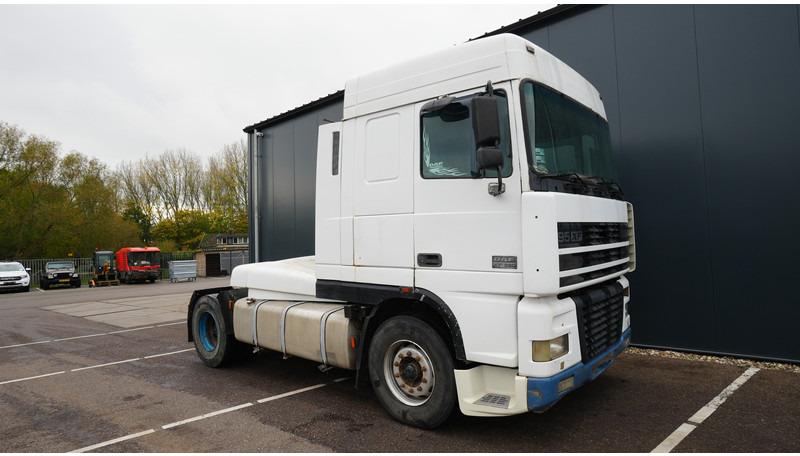 DAF XF 95.380 SC MANUAL GEARBOX EURO 3 - Vilcējs: foto 4 DAF XF 95.380 SC MANUAL GEARBOX EURO 3 - Vilcējs: foto 4