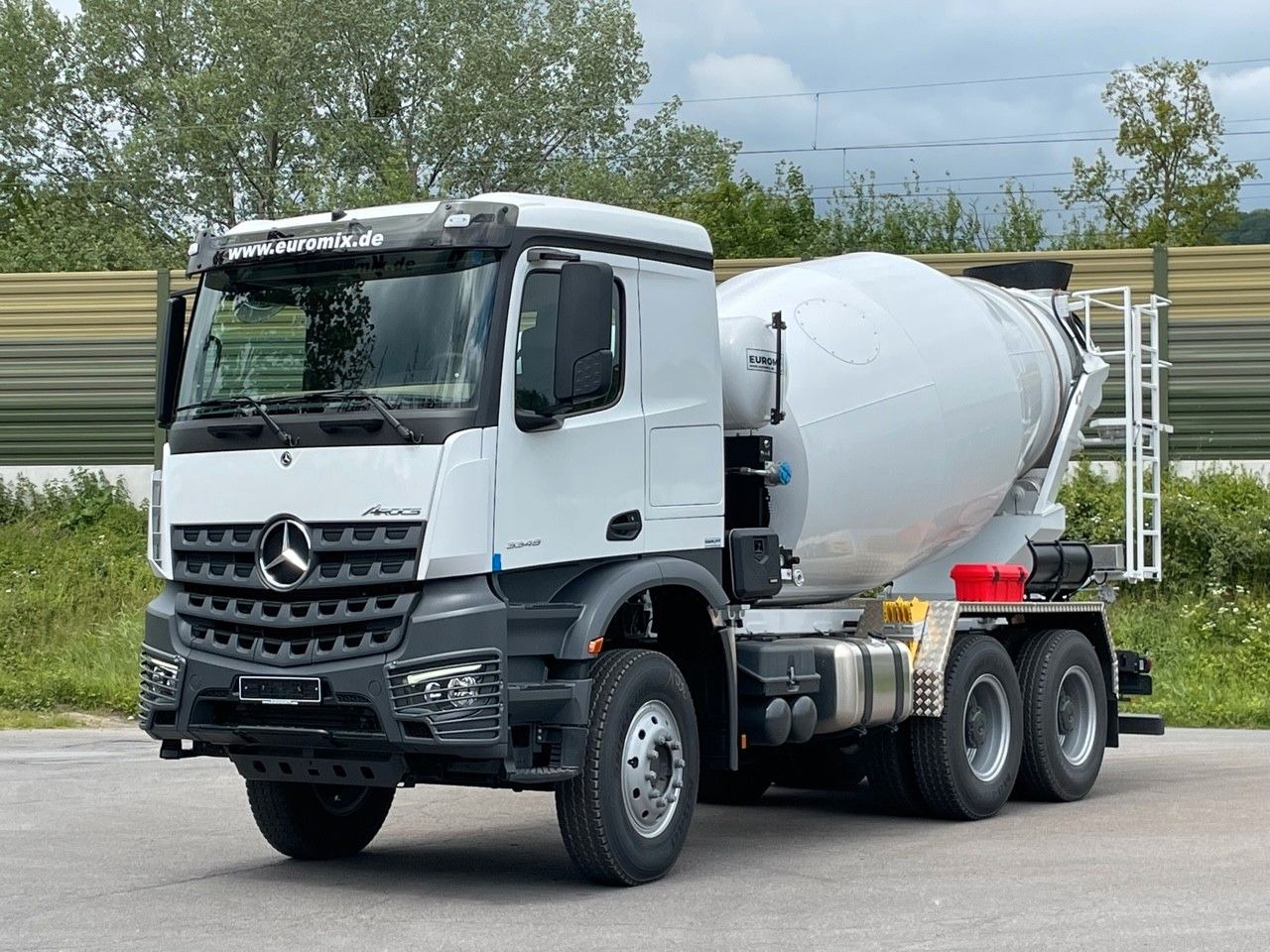 Mercedes-Benz 3348 6X4 Arcos 5 EuromixMTP EM 9 R - Betonvedējs: foto 2 Mercedes-Benz 3348 6X4 Arcos 5 EuromixMTP EM 9 R - Betonvedējs: foto 2