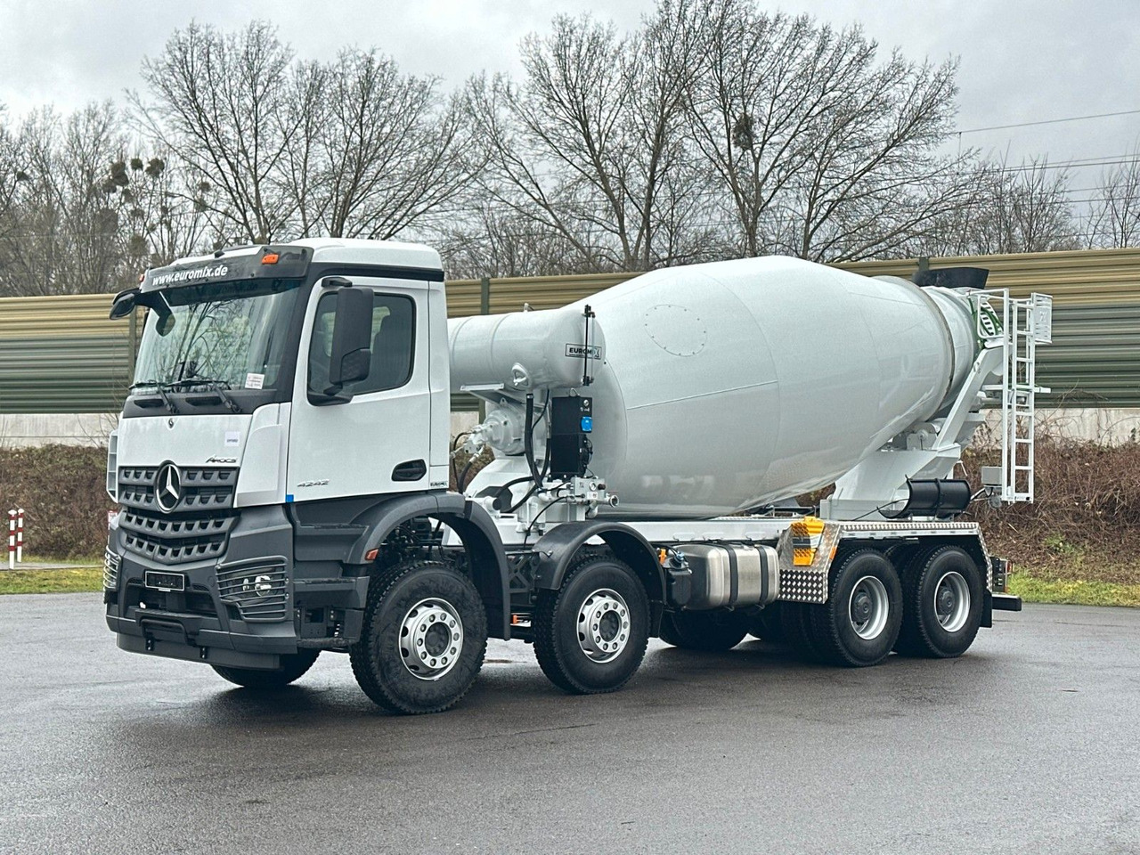 Mercedes-Benz AROCS 5 4242 8x4 Euro5 EuromixMTP EM 12m R - Betonvedējs: foto 3 Mercedes-Benz AROCS 5 4242 8x4 Euro5 EuromixMTP EM 12m R - Betonvedējs: foto 3