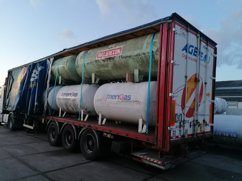 Curtain semi-trailer with used aboveground 2700 &4850L tanks Gas, Gaz, LPG, GPL, Propane, Butane tank ID 8.370 - Puspiekabe cisterna: foto 1 Curtain semi-trailer with used aboveground 2700 &4850L tanks Gas, Gaz, LPG, GPL, Propane, Butane tank ID 8.370 - Puspiekabe cisterna: foto 1