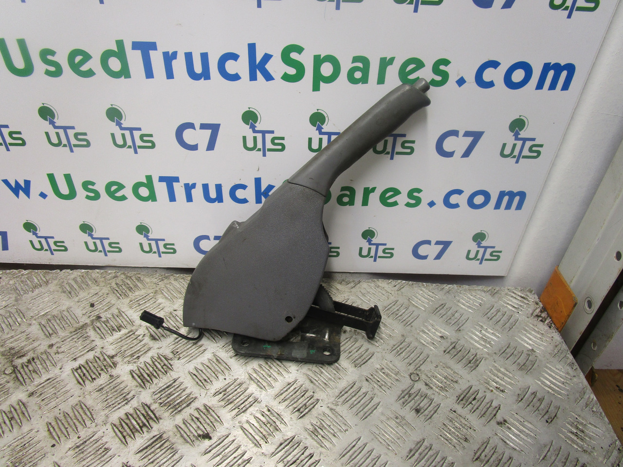 ISUZU N75 4HK1 HAND BRAKE LEVER - Kabīne un interjers - Kravas automašīna: foto 1 ISUZU N75 4HK1 HAND BRAKE LEVER - Kabīne un interjers - Kravas automašīna: foto 1