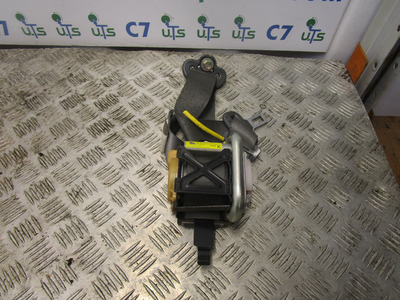 ISUZU N75 4HK1 SEAT BELT (DRIVER SIDE) - Kabīne un interjers - Kravas automašīna: foto 1 ISUZU N75 4HK1 SEAT BELT (DRIVER SIDE) - Kabīne un interjers - Kravas automašīna: foto 1
