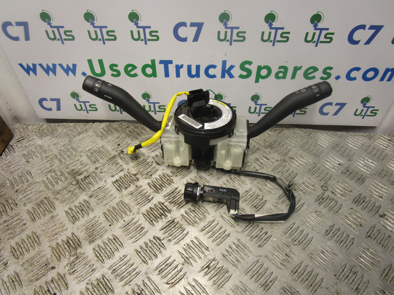 ISUZU N75 4HK1 WIPER/INDICATOR STALK COMPLETE - Kabīne un interjers - Kravas automašīna: foto 1 ISUZU N75 4HK1 WIPER/INDICATOR STALK COMPLETE - Kabīne un interjers - Kravas automašīna: foto 1