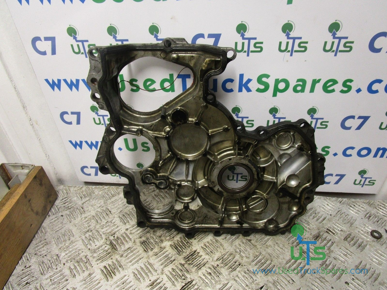 ISUZU NKR (4JJ1) OUTER TIMING COVER - Dzinējs un rezerves daļas - Kravas automašīna: foto 1 ISUZU NKR (4JJ1) OUTER TIMING COVER - Dzinējs un rezerves daļas - Kravas automašīna: foto 1