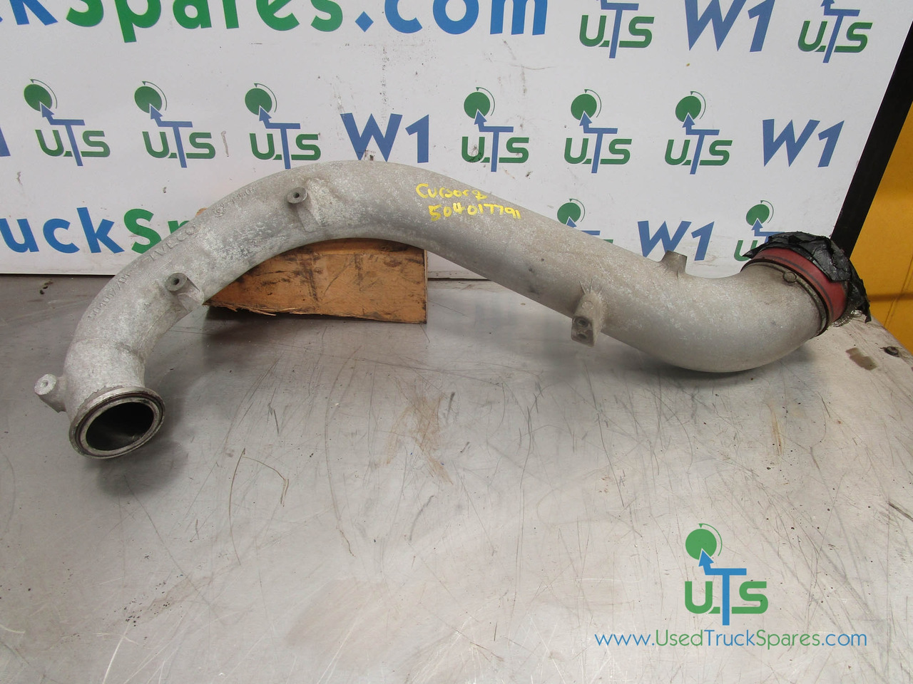 IVECO CURSOR 8 INTERCOOLER PIPE P/NO 504017791 - Dzinējs un rezerves daļas - Kravas automašīna: foto 1 IVECO CURSOR 8 INTERCOOLER PIPE P/NO 504017791 - Dzinējs un rezerves daļas - Kravas automašīna: foto 1