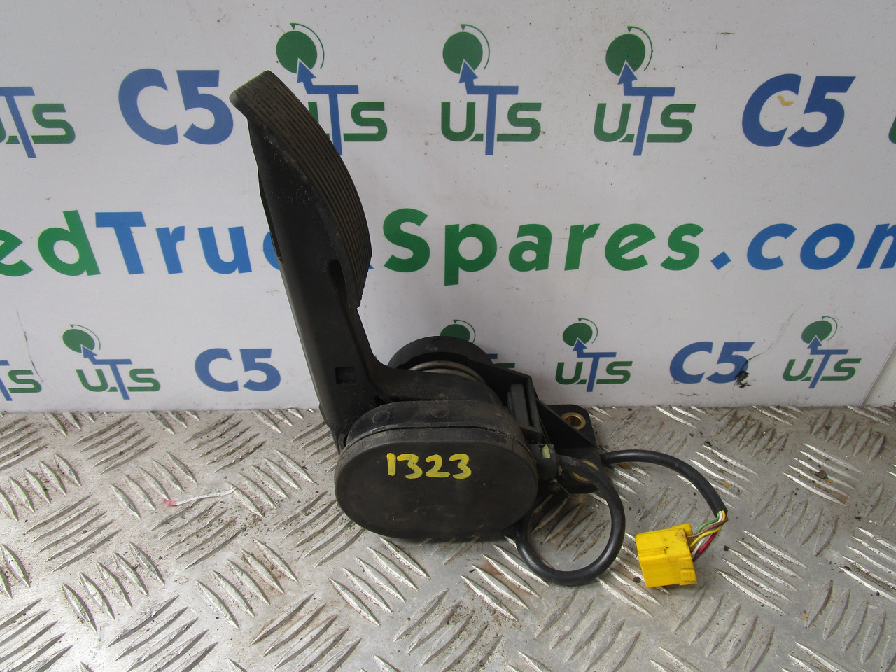 MERCEDES ATEGO ACCELERATOR PEDAL P/NO A9703000304 - Kabīne un interjers - Kravas automašīna: foto 1 MERCEDES ATEGO ACCELERATOR PEDAL P/NO A9703000304 - Kabīne un interjers - Kravas automašīna: foto 1