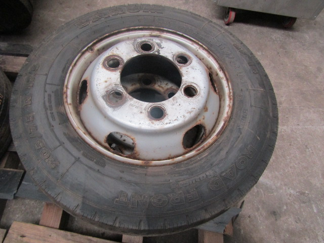 MITSUBISHI FUSO (6) WHEELS AND TYRES 205/75/17.5 8-10MM TREAD 32MM HOLES SET OF 6 - Riepa - Kravas automašīna: foto 3 MITSUBISHI FUSO (6) WHEELS AND TYRES 205/75/17.5 8-10MM TREAD 32MM HOLES SET OF 6 - Riepa - Kravas automašīna: foto 3