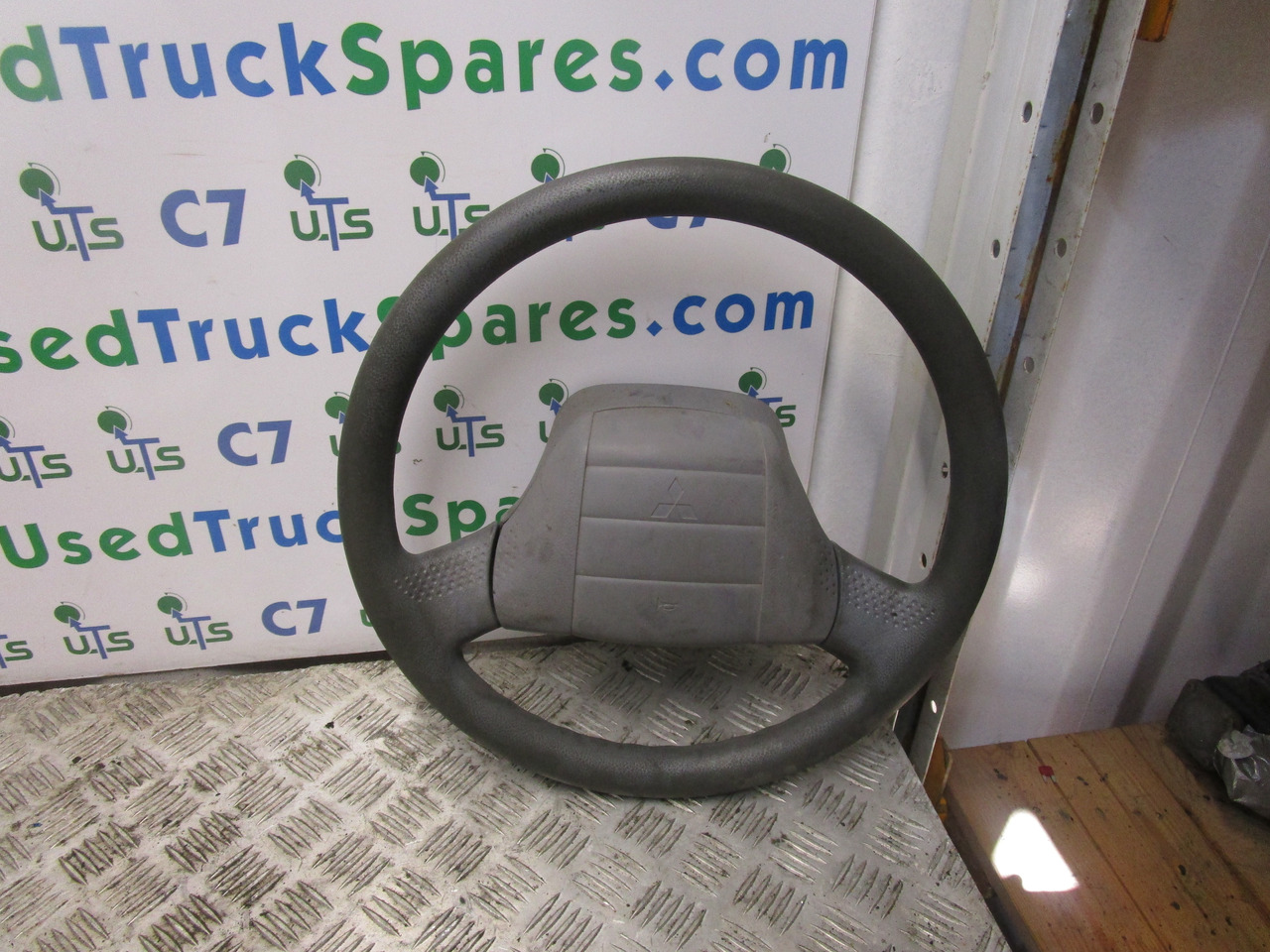 MITSUBISHI FUSO STEERING WHEEL - Stūres iekārta - Kravas automašīna: foto 1 MITSUBISHI FUSO STEERING WHEEL - Stūres iekārta - Kravas automašīna: foto 1
