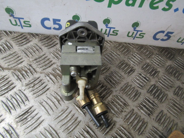 VOLVO FE HAND BRAKE CONTROL UNIT WABCO 20763929 - Elektrosistēma - Kravas automašīna: foto 2 VOLVO FE HAND BRAKE CONTROL UNIT WABCO 20763929 - Elektrosistēma - Kravas automašīna: foto 2