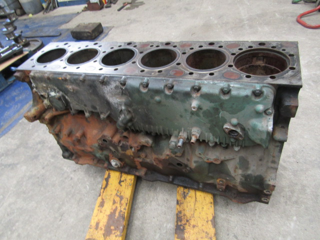 VOLVO FH13A ENGINE BLOCK ( NEEDS 1 LINER) - Dzinējs un rezerves daļas - Kravas automašīna: foto 2 VOLVO FH13A ENGINE BLOCK ( NEEDS 1 LINER) - Dzinējs un rezerves daļas - Kravas automašīna: foto 2