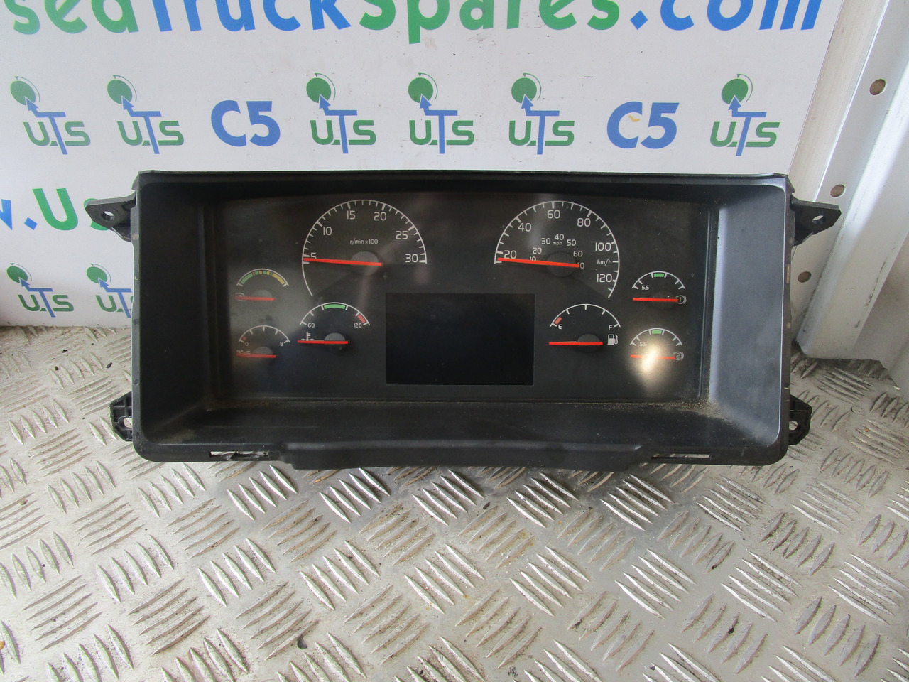 VOLVO FM12/FM9 CLOCK CLUSTER 20466984-P01 - Kabīne un interjers - Kravas automašīna: foto 1 VOLVO FM12/FM9 CLOCK CLUSTER 20466984-P01 - Kabīne un interjers - Kravas automašīna: foto 1
