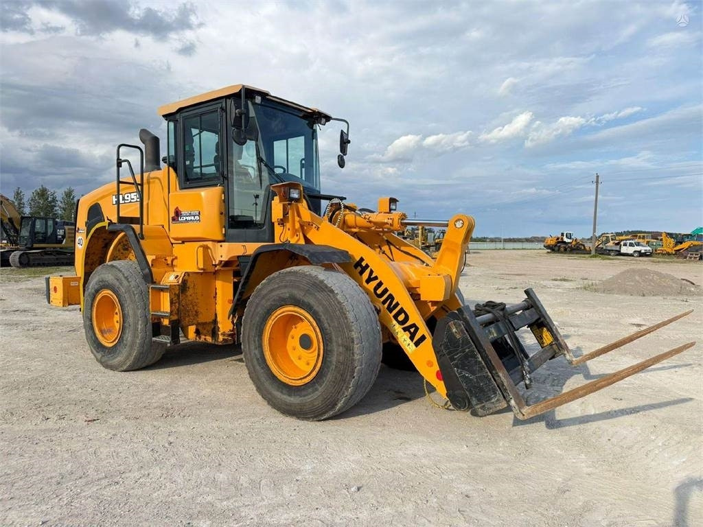 Hyundai HL 955 - Riteņu iekrāvējs: foto 1 Hyundai HL 955 - Riteņu iekrāvējs: foto 1