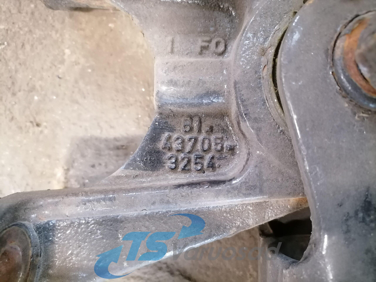 MAN Anti roll bar bracket 81437185118 - Stabilizators - Kravas automašīna: foto 3 MAN Anti roll bar bracket 81437185118 - Stabilizators - Kravas automašīna: foto 3