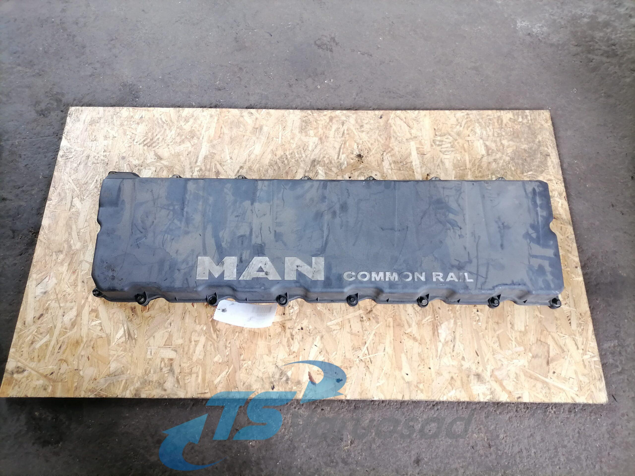 MAN Valve cover 51034016014 - Motora galva - Kravas automašīna: foto 1 MAN Valve cover 51034016014 - Motora galva - Kravas automašīna: foto 1