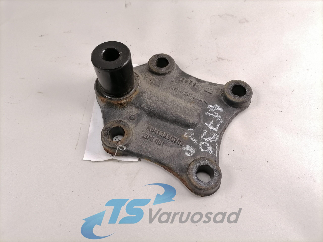 Mercedes-Benz Anti-roll bar bracket A9413230763 - Stabilizators - Kravas automašīna: foto 1 Mercedes-Benz Anti-roll bar bracket A9413230763 - Stabilizators - Kravas automašīna: foto 1