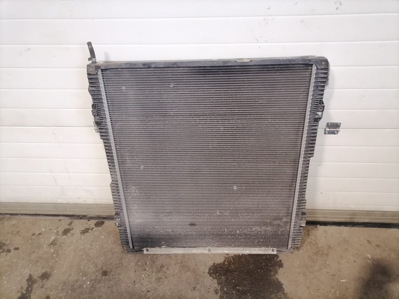 Scania Cooling radiator 1769997 - Radiators - Kravas automašīna: foto 2 Scania Cooling radiator 1769997 - Radiators - Kravas automašīna: foto 2