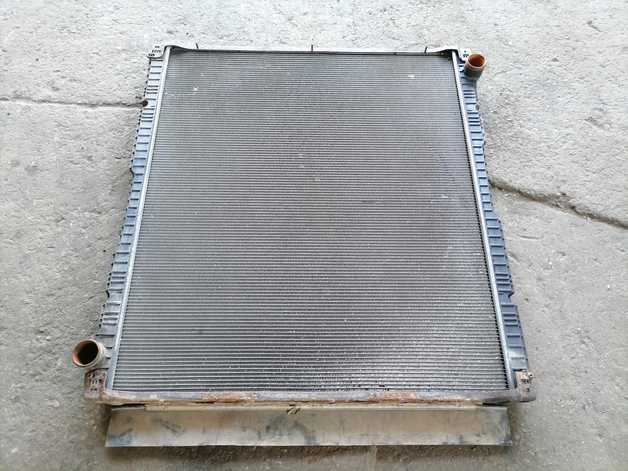 Scania Cooling radiator 1784616 - Radiators - Kravas automašīna: foto 2 Scania Cooling radiator 1784616 - Radiators - Kravas automašīna: foto 2
