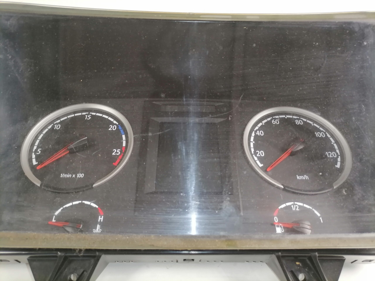 Scania Dashboard 1946411 - Mērinstrumentu panelis - Kravas automašīna: foto 2 Scania Dashboard 1946411 - Mērinstrumentu panelis - Kravas automašīna: foto 2