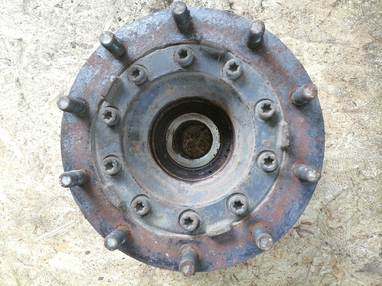 Scania Front hub 1724406 - Rumba - Kravas automašīna: foto 2 Scania Front hub 1724406 - Rumba - Kravas automašīna: foto 2