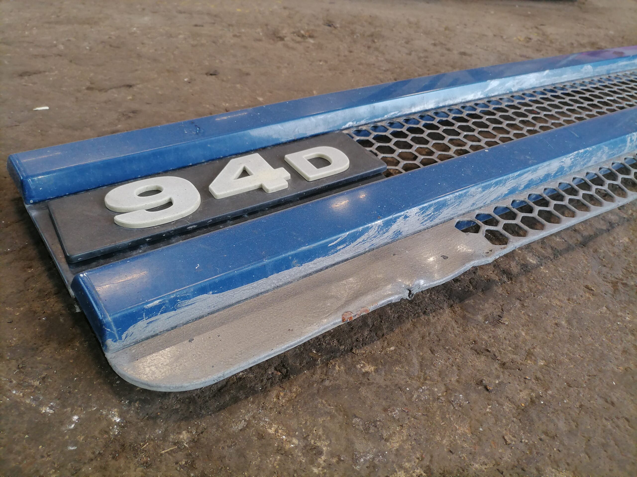 Scania Grille panel 1306989 - Radiatora reste - Kravas automašīna: foto 3 Scania Grille panel 1306989 - Radiatora reste - Kravas automašīna: foto 3