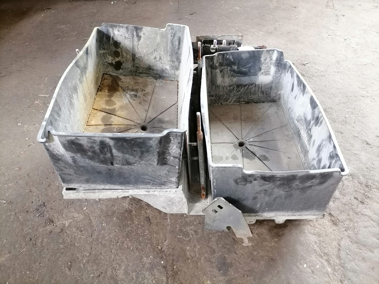 Volvo Battery box 22003951 - Akumulators - Kravas automašīna: foto 4 Volvo Battery box 22003951 - Akumulators - Kravas automašīna: foto 4