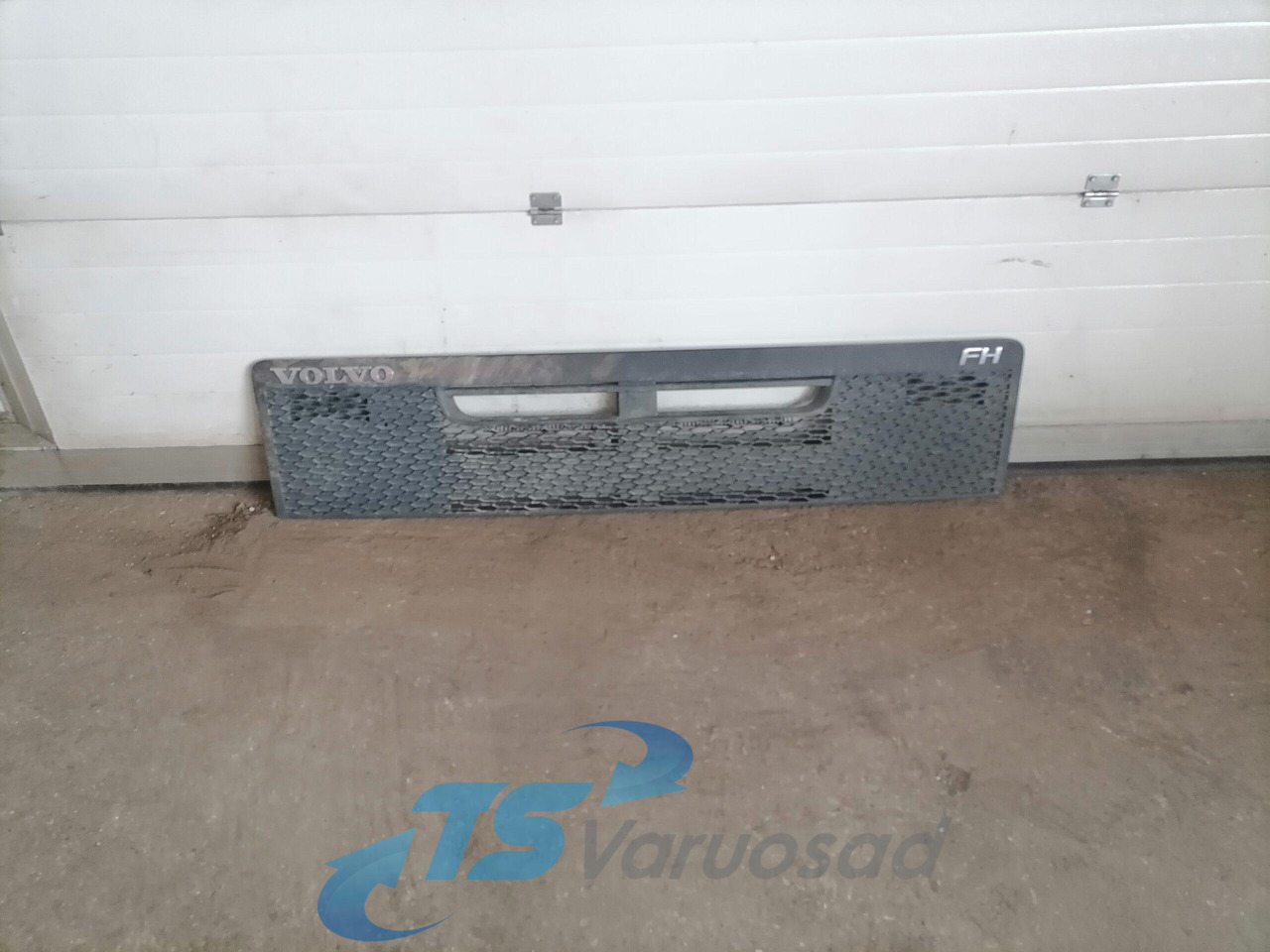 Volvo Grille panel 82150186 - Radiatora reste - Kravas automašīna: foto 1 Volvo Grille panel 82150186 - Radiatora reste - Kravas automašīna: foto 1