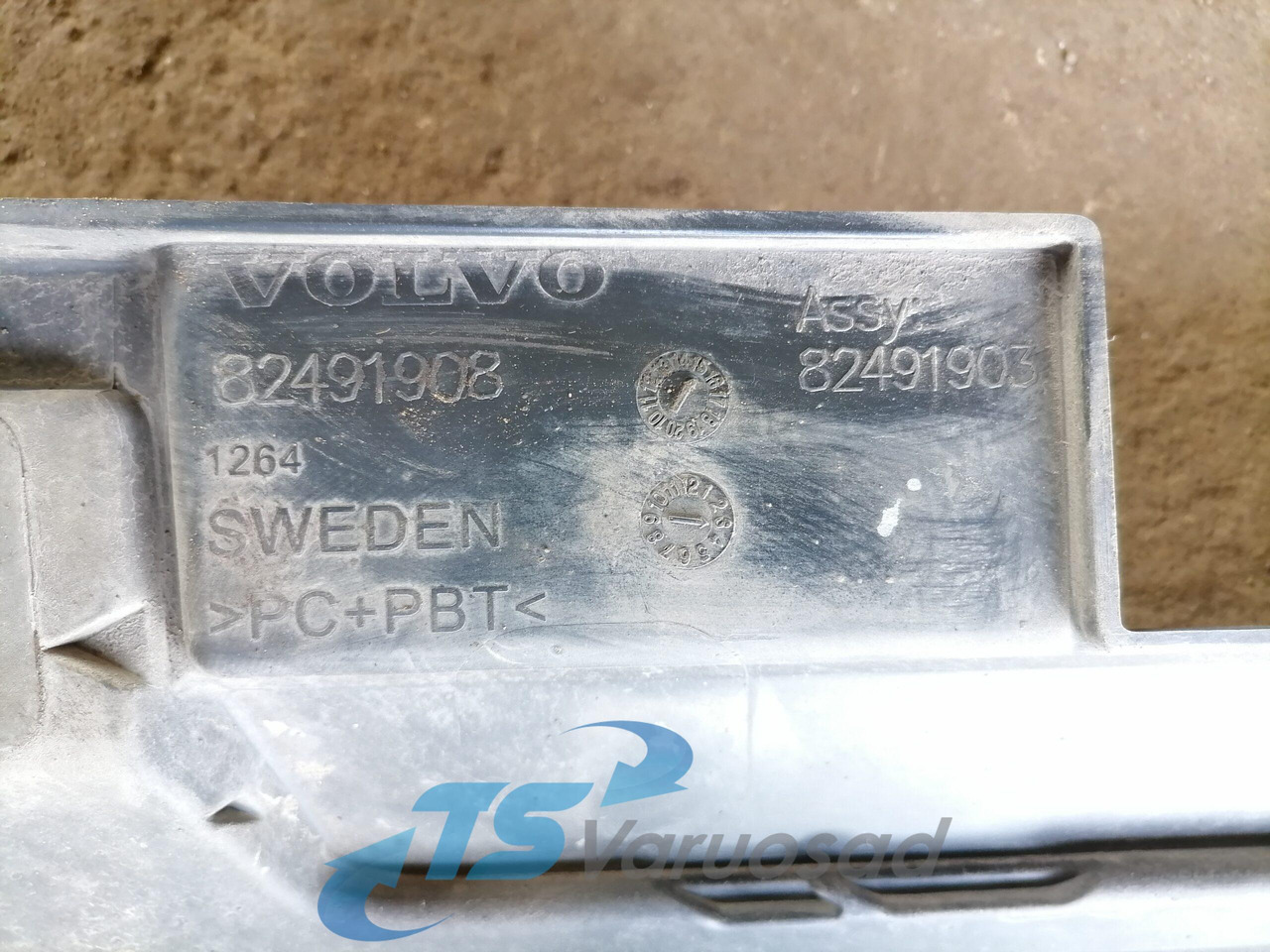 Volvo Grille panel 82491903 - Radiatora reste - Kravas automašīna: foto 3 Volvo Grille panel 82491903 - Radiatora reste - Kravas automašīna: foto 3