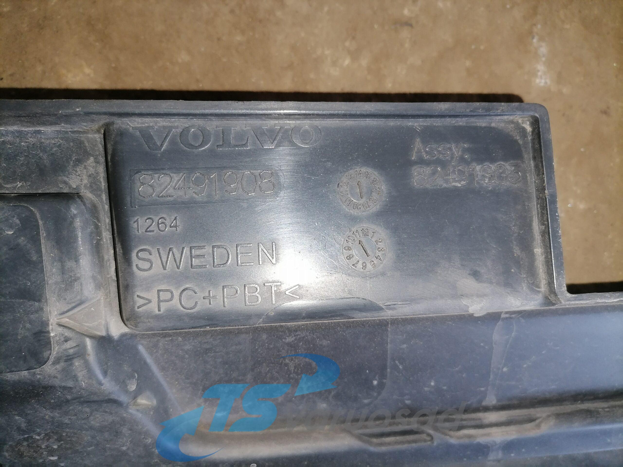 Volvo Grille panel 82491908 - Radiatora reste - Kravas automašīna: foto 4 Volvo Grille panel 82491908 - Radiatora reste - Kravas automašīna: foto 4