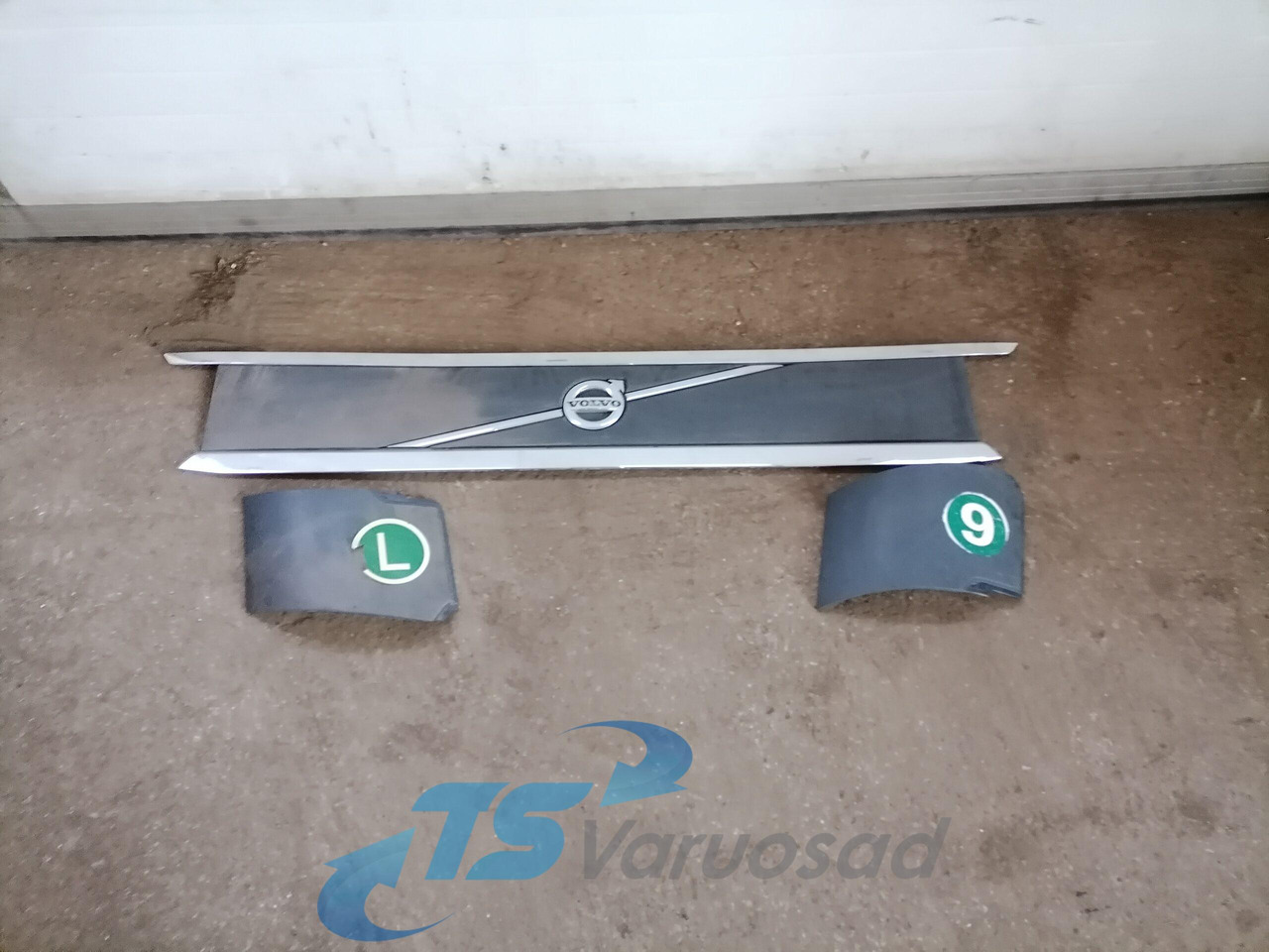 Volvo Grille panel 84027588 - Radiatora reste - Kravas automašīna: foto 1 Volvo Grille panel 84027588 - Radiatora reste - Kravas automašīna: foto 1