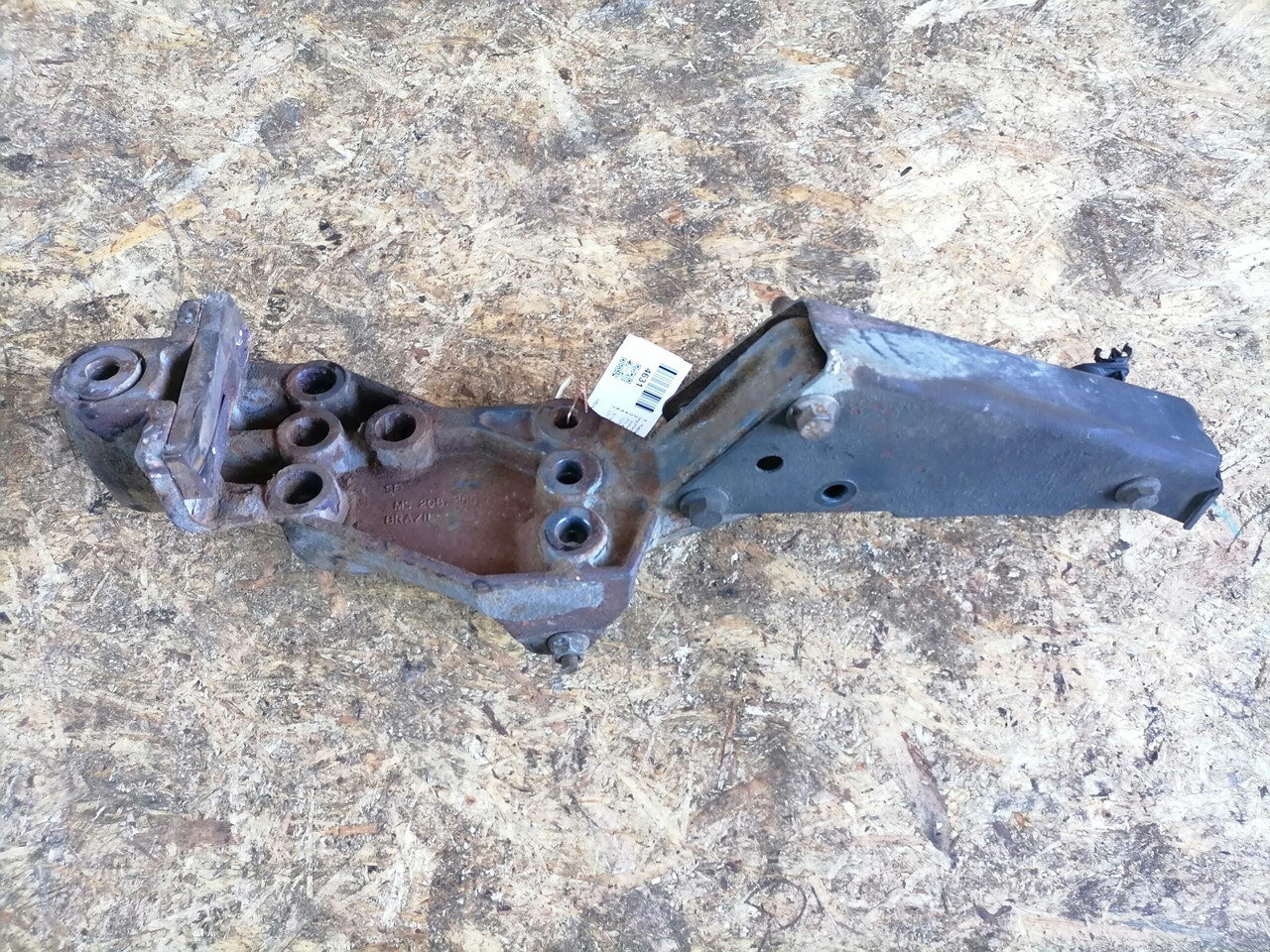 Volvo Kabiini kandur, tagumine 20467739 - Kabīnes piekare - Kravas automašīna: foto 2 Volvo Kabiini kandur, tagumine 20467739 - Kabīnes piekare - Kravas automašīna: foto 2