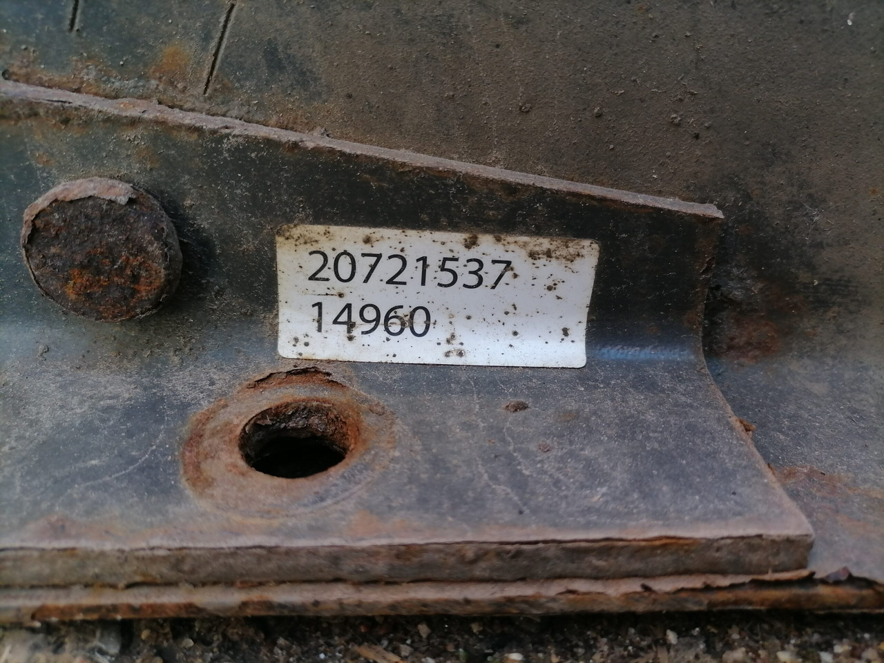 Volvo Kütusepaagi kandur, Volvo 20721537 - Degvielas tvertne - Kravas automašīna: foto 2 Volvo Kütusepaagi kandur, Volvo 20721537 - Degvielas tvertne - Kravas automašīna: foto 2