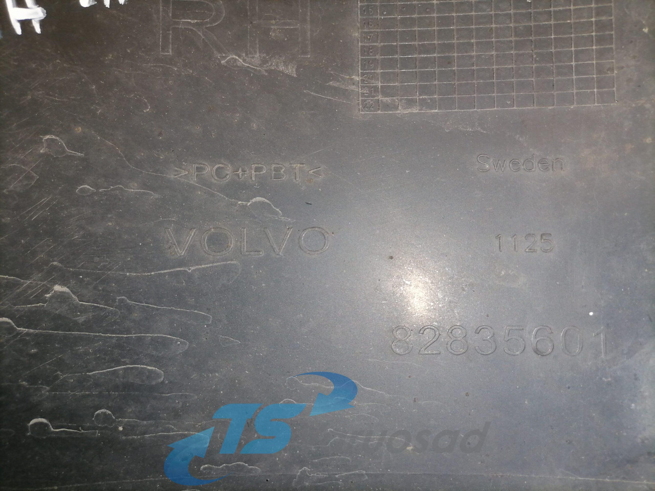 Volvo Plastikdetail 82835601 - Aerodinamika/ Spoileris - Kravas automašīna: foto 3 Volvo Plastikdetail 82835601 - Aerodinamika/ Spoileris - Kravas automašīna: foto 3