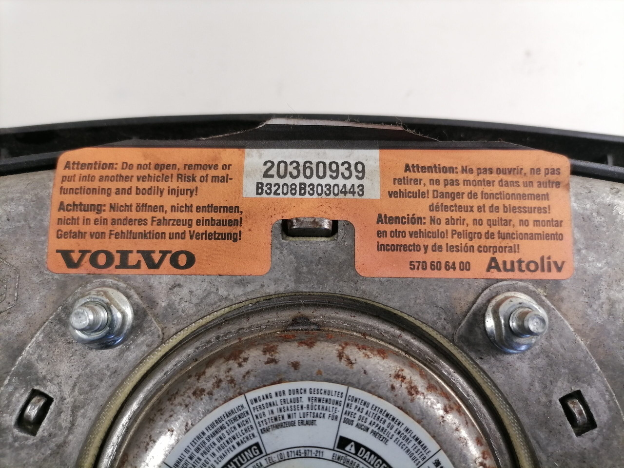 Volvo Rooli keskmine kate / airbag 20360939 - Stūres iekārta - Kravas automašīna: foto 5 Volvo Rooli keskmine kate / airbag 20360939 - Stūres iekārta - Kravas automašīna: foto 5