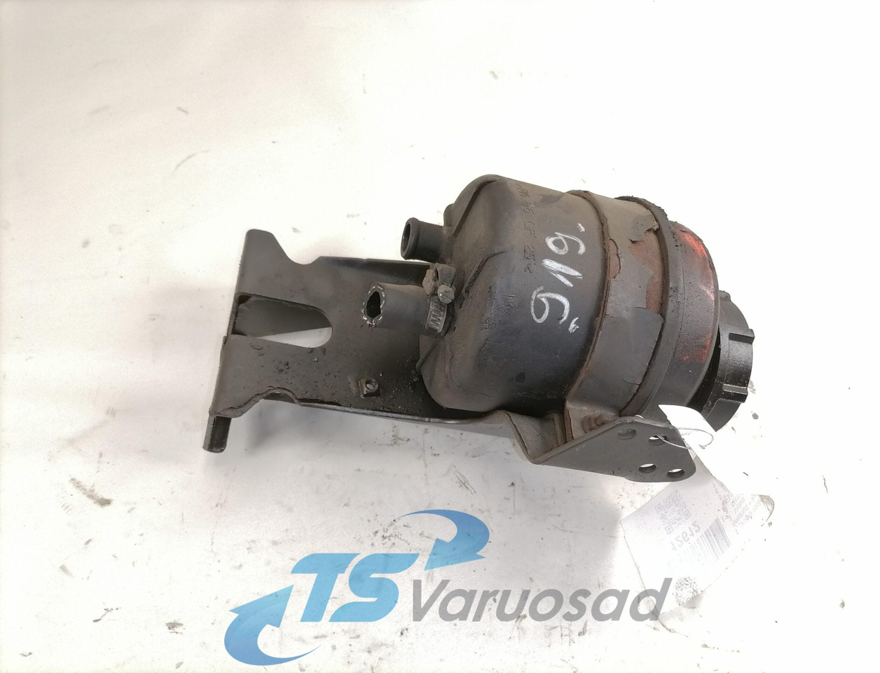 Volvo Steering oil tank+ bracket 1592945 - Stūres šļūtene - Kravas automašīna: foto 1 Volvo Steering oil tank+ bracket 1592945 - Stūres šļūtene - Kravas automašīna: foto 1