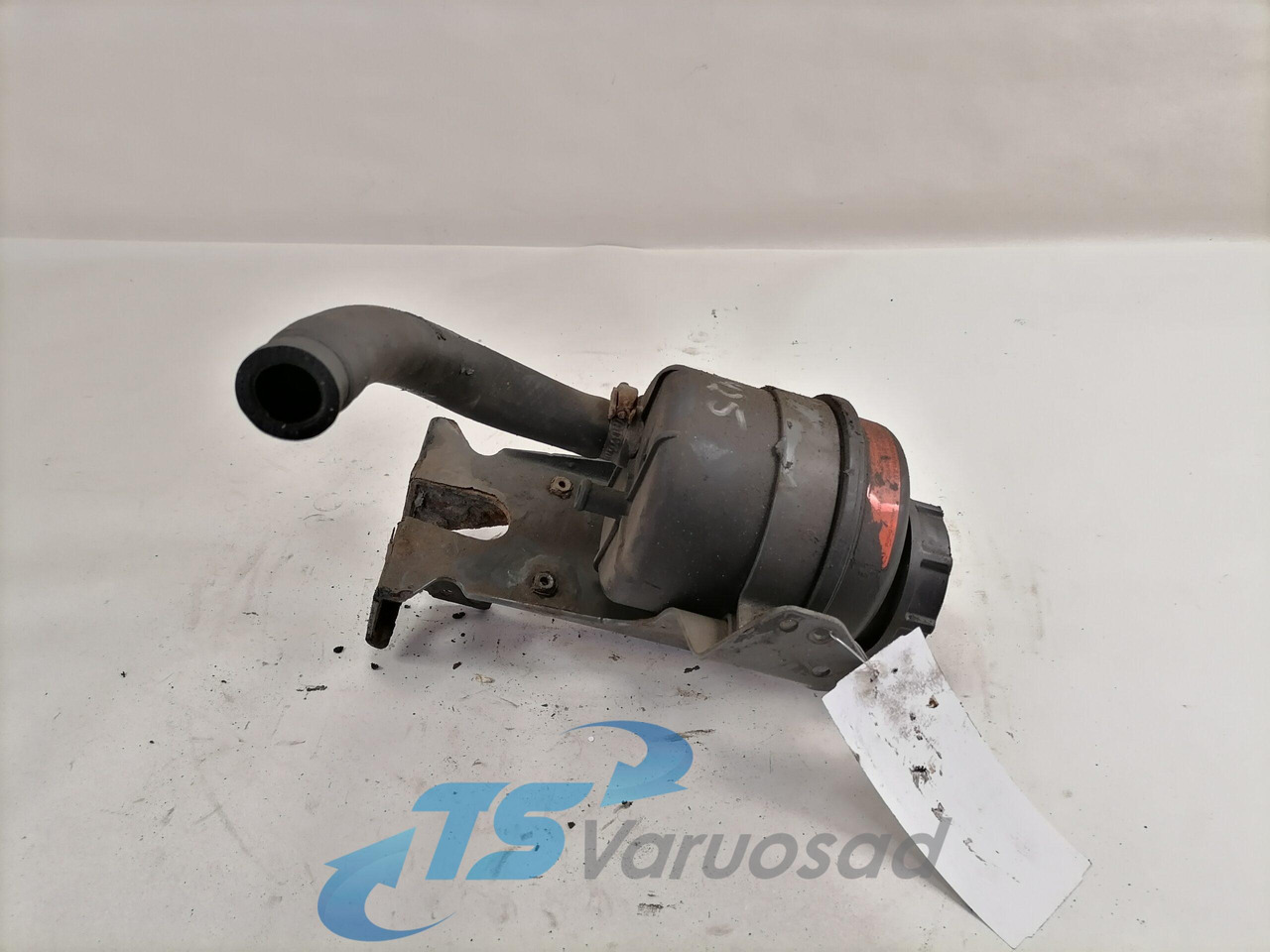 Volvo Steering oil tank+ bracket 1592945 - Stūres šļūtene - Kravas automašīna: foto 1 Volvo Steering oil tank+ bracket 1592945 - Stūres šļūtene - Kravas automašīna: foto 1