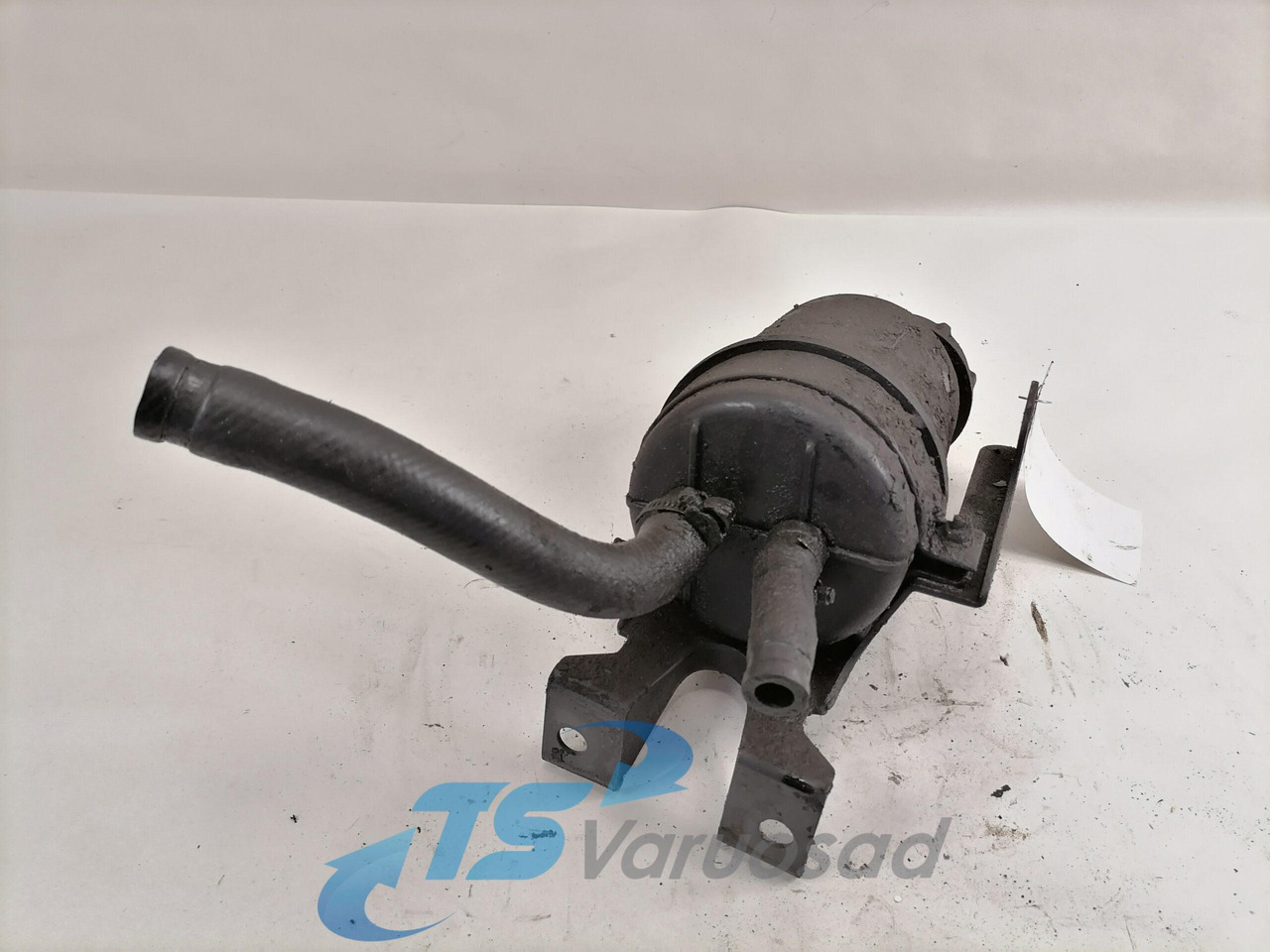 Volvo Steering oil tank+ bracket 20479764 - Stūres šļūtene - Kravas automašīna: foto 2 Volvo Steering oil tank+ bracket 20479764 - Stūres šļūtene - Kravas automašīna: foto 2
