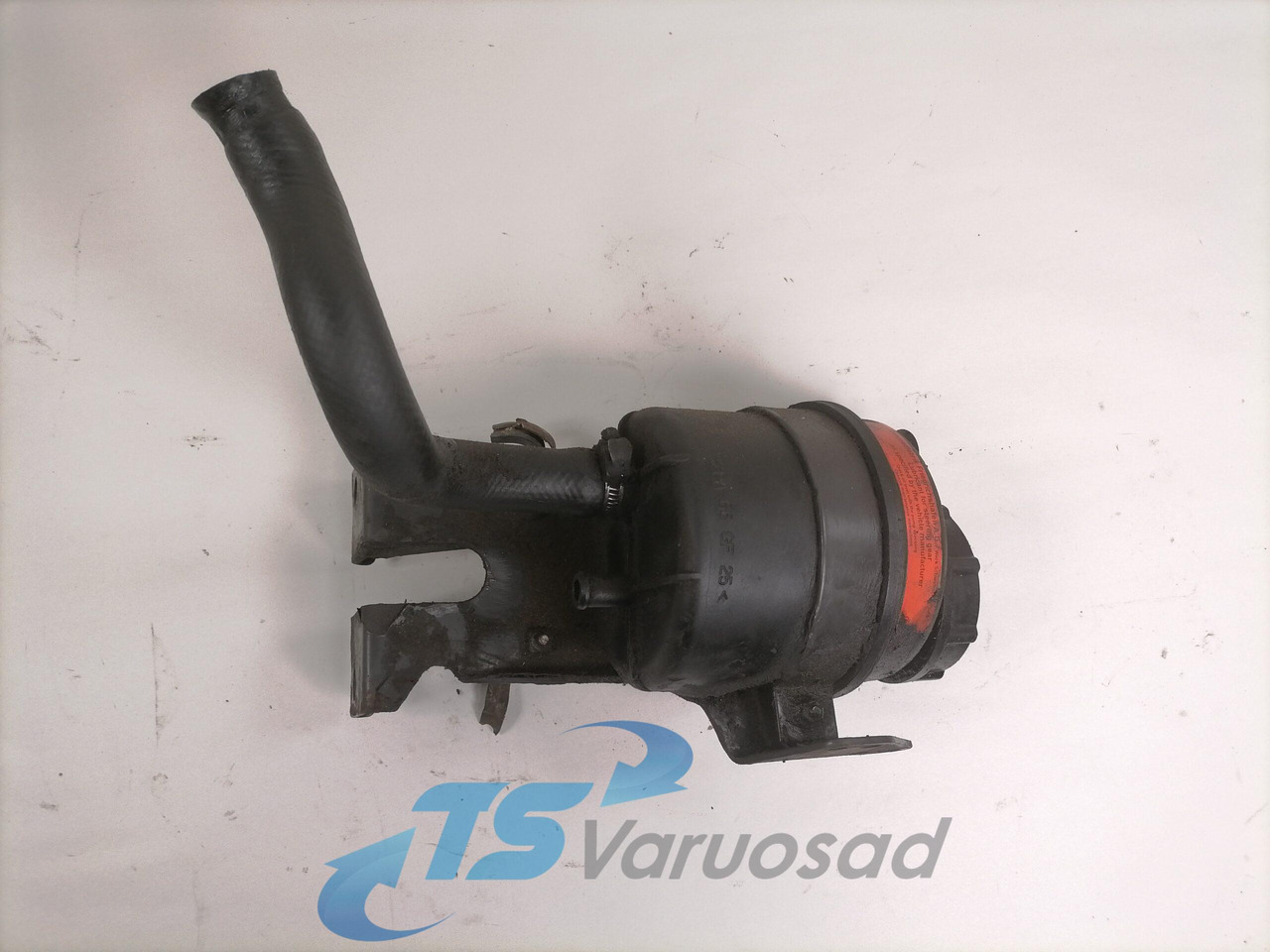 Volvo Steering oil tank+ bracket 20495075 - Stūres šļūtene - Kravas automašīna: foto 2 Volvo Steering oil tank+ bracket 20495075 - Stūres šļūtene - Kravas automašīna: foto 2