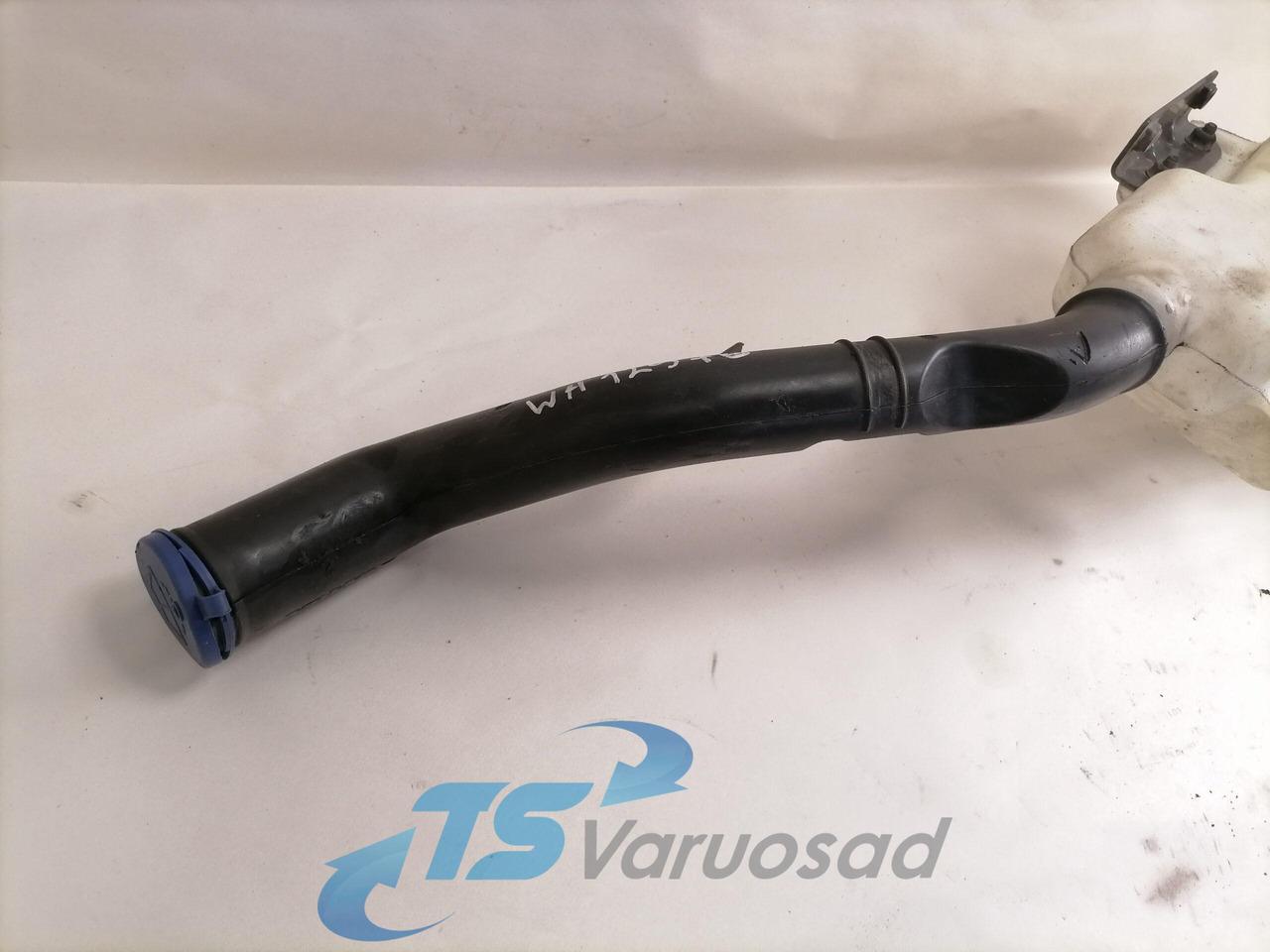 Volvo Windscreen washer fluid tank 84092259 - Stikla tīrītājs - Kravas automašīna: foto 3 Volvo Windscreen washer fluid tank 84092259 - Stikla tīrītājs - Kravas automašīna: foto 3