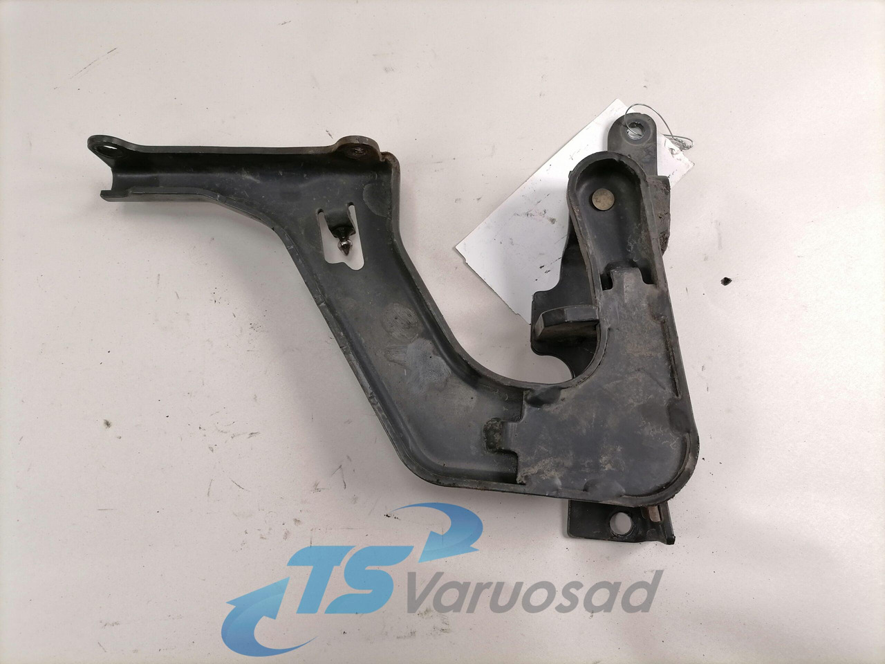 Volvo lower grille carrier hinge 84104142 - Radiatora reste - Kravas automašīna: foto 2 Volvo lower grille carrier hinge 84104142 - Radiatora reste - Kravas automašīna: foto 2