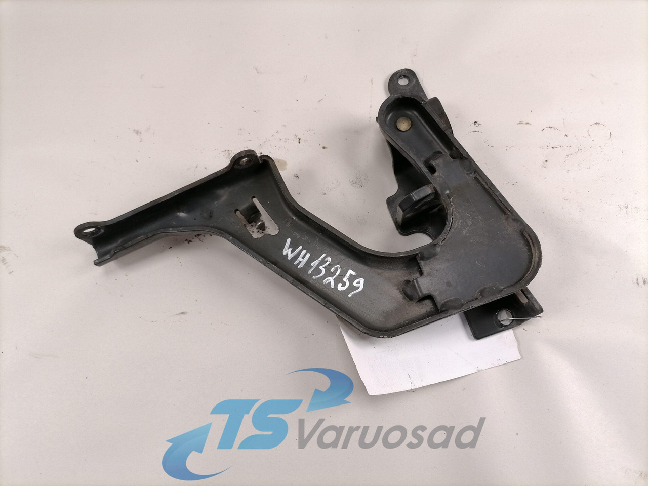 Volvo lower grille carrier hinge 84104142 - Radiatora reste - Kravas automašīna: foto 2 Volvo lower grille carrier hinge 84104142 - Radiatora reste - Kravas automašīna: foto 2